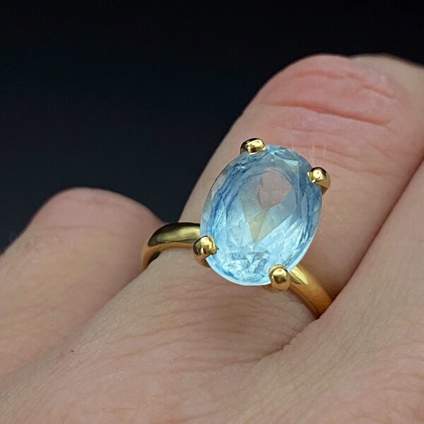 18-carat gold ring with blue topaz - 5.6 gr - stone: 1.6 X 1 cm - pearl: 0.8 cm