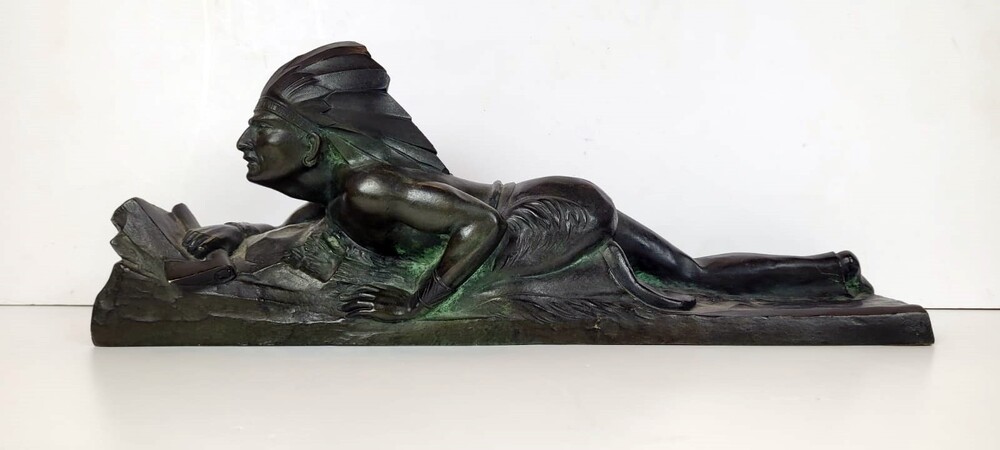 Art deco bronze sculpture with green patina representing an Indian on the lookout. Signed E.Guy for Edouard Guy Du passage (1872 - 1925) - France