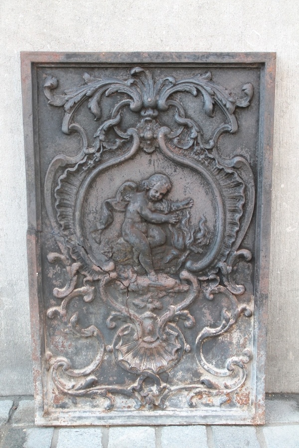 Cast-iron fireplace back plate 