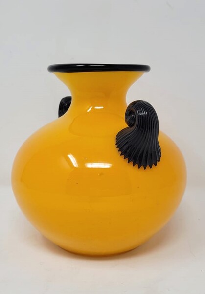 Orange glass vase with black net and black handles - Michaël Powolny (1871-1942) and Loetz