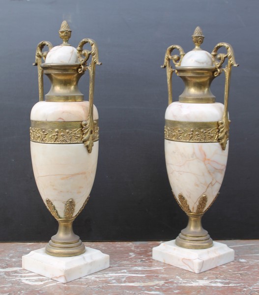 Pair of marble cassolettes with frieze of puttis