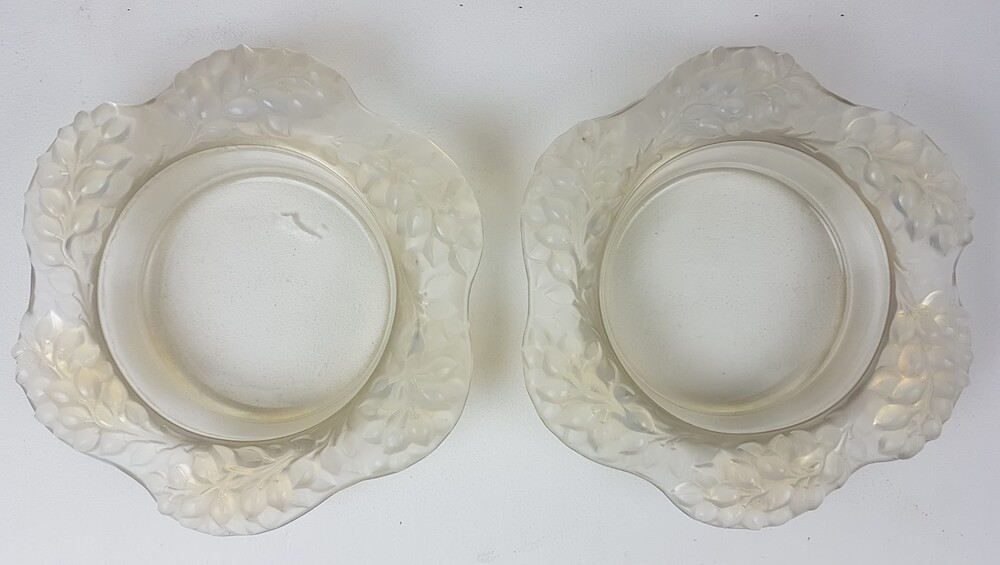 Pair of opalescent dishes signed Lalique France