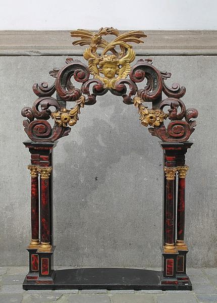 Portico with 4 tortoise shell columns, 18th c.