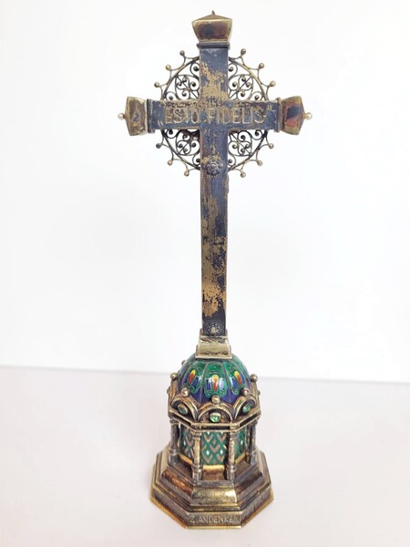 Pretty little crucifix in its case in solid silver, malachite and semi-precious stones. 