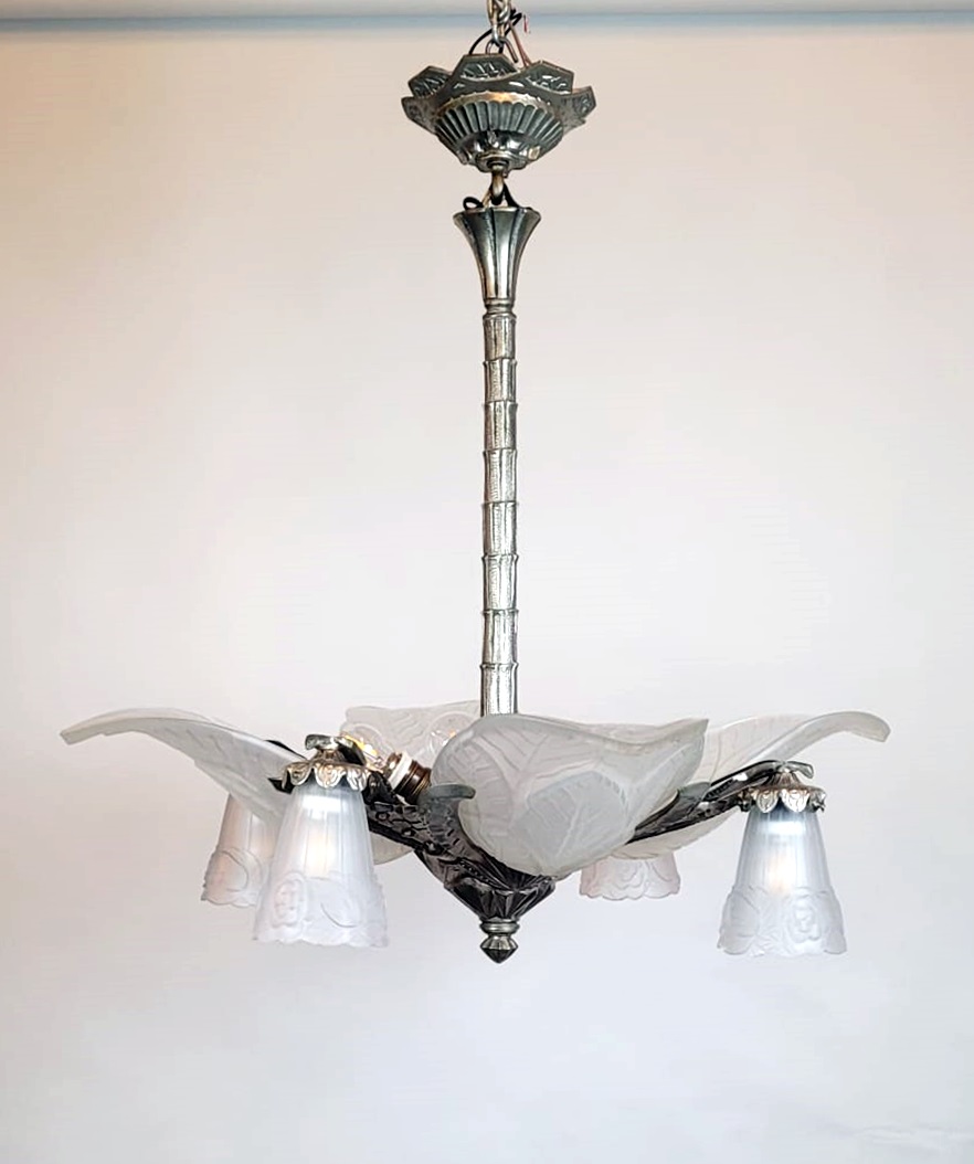 Art Deco chandelier with 4 large palmettes and 4 bobeches - 8 lamps in perfect working order