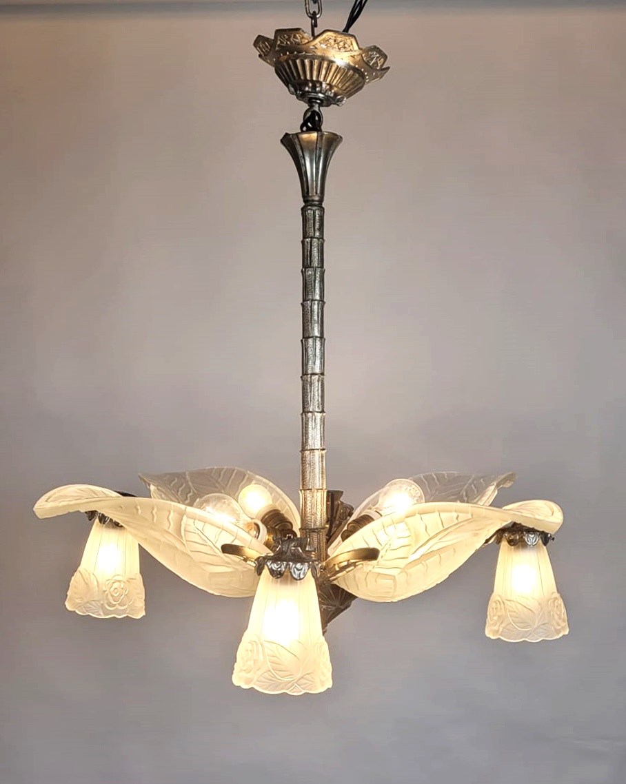 Art Deco chandelier with 4 large palmettes and 4 bobeches - 8 lamps in perfect working order