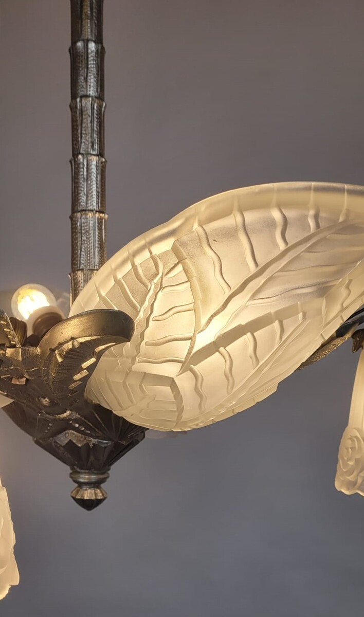 Art Deco chandelier with 4 large palmettes and 4 bobeches - 8 lamps in perfect working order