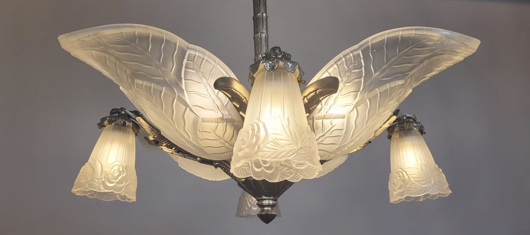 Art Deco chandelier with 4 large palmettes and 4 bobeches - 8 lamps in perfect working order