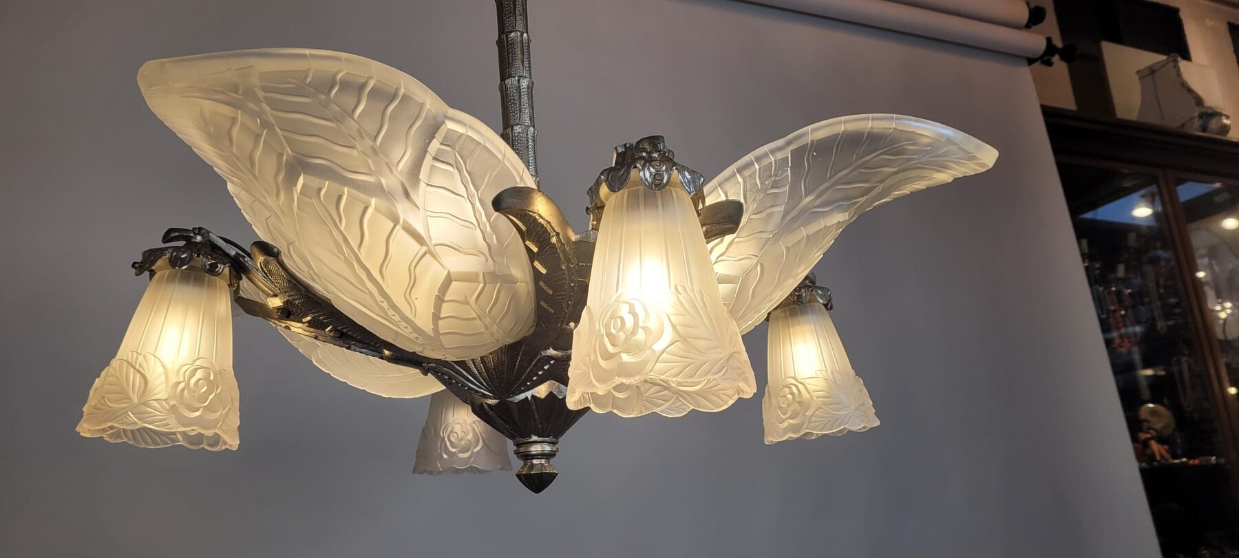 Art Deco chandelier with 4 large palmettes and 4 bobeches - 8 lamps in perfect working order