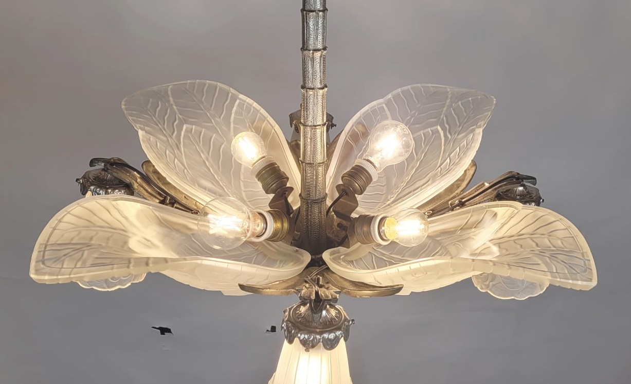 Art Deco chandelier with 4 large palmettes and 4 bobeches - 8 lamps in perfect working order