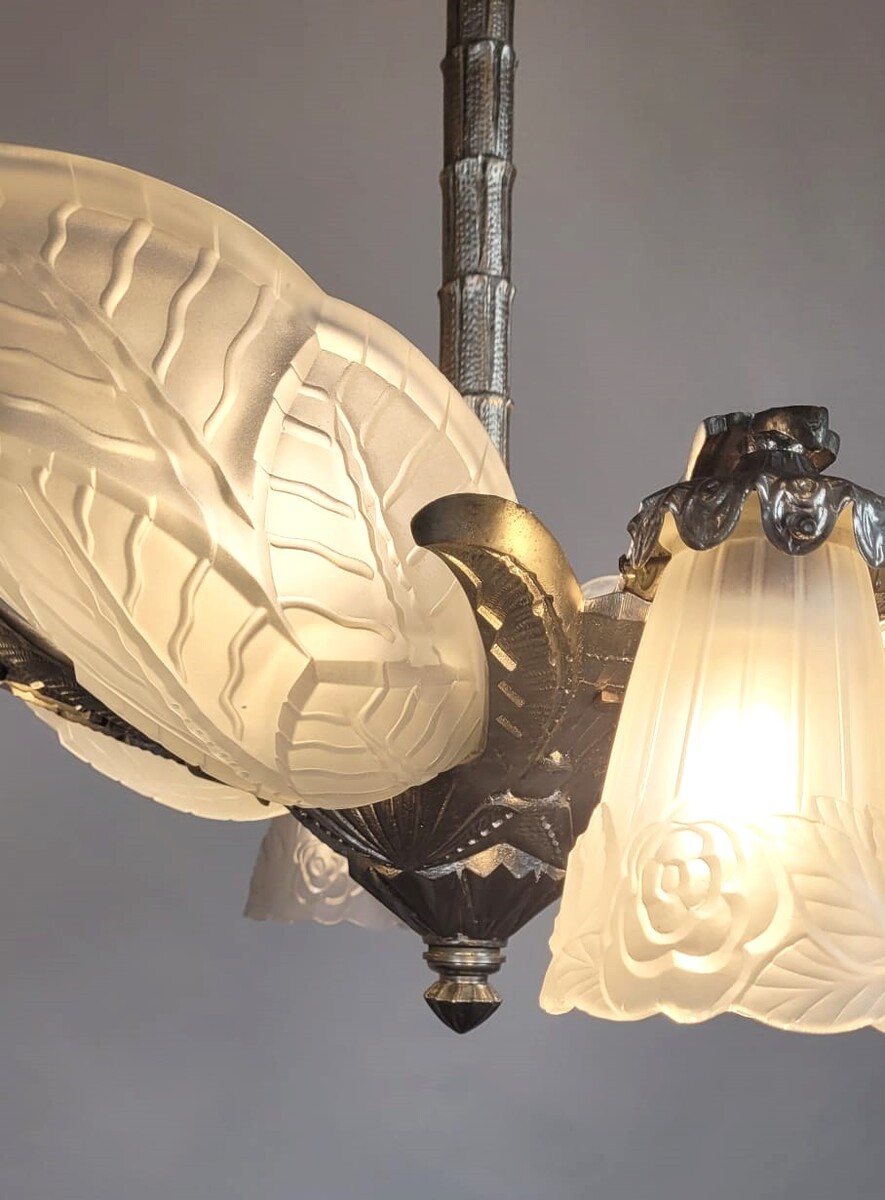 Art Deco chandelier with 4 large palmettes and 4 bobeches - 8 lamps in perfect working order