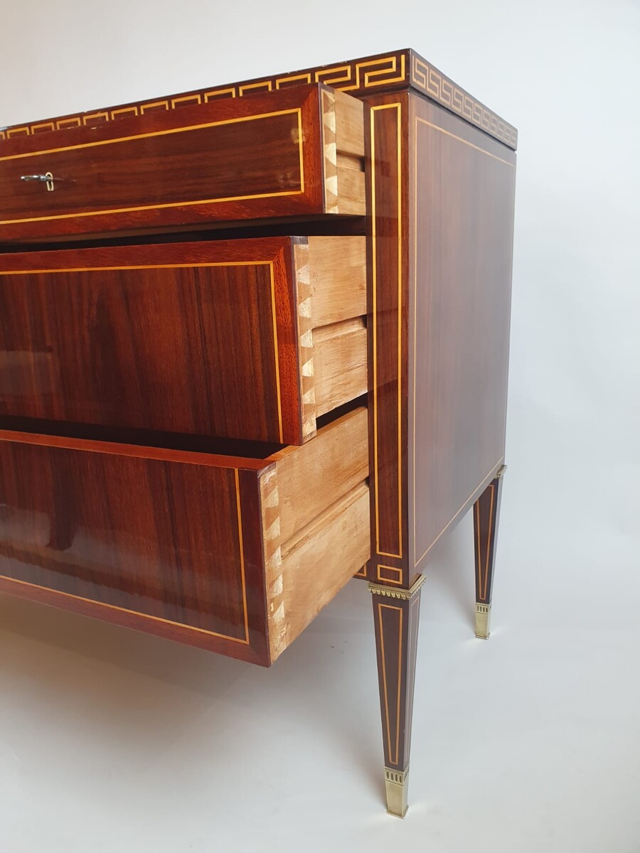 Art Deco chest of drawers in mahogany with marquetry and gilt bronze ornamentation