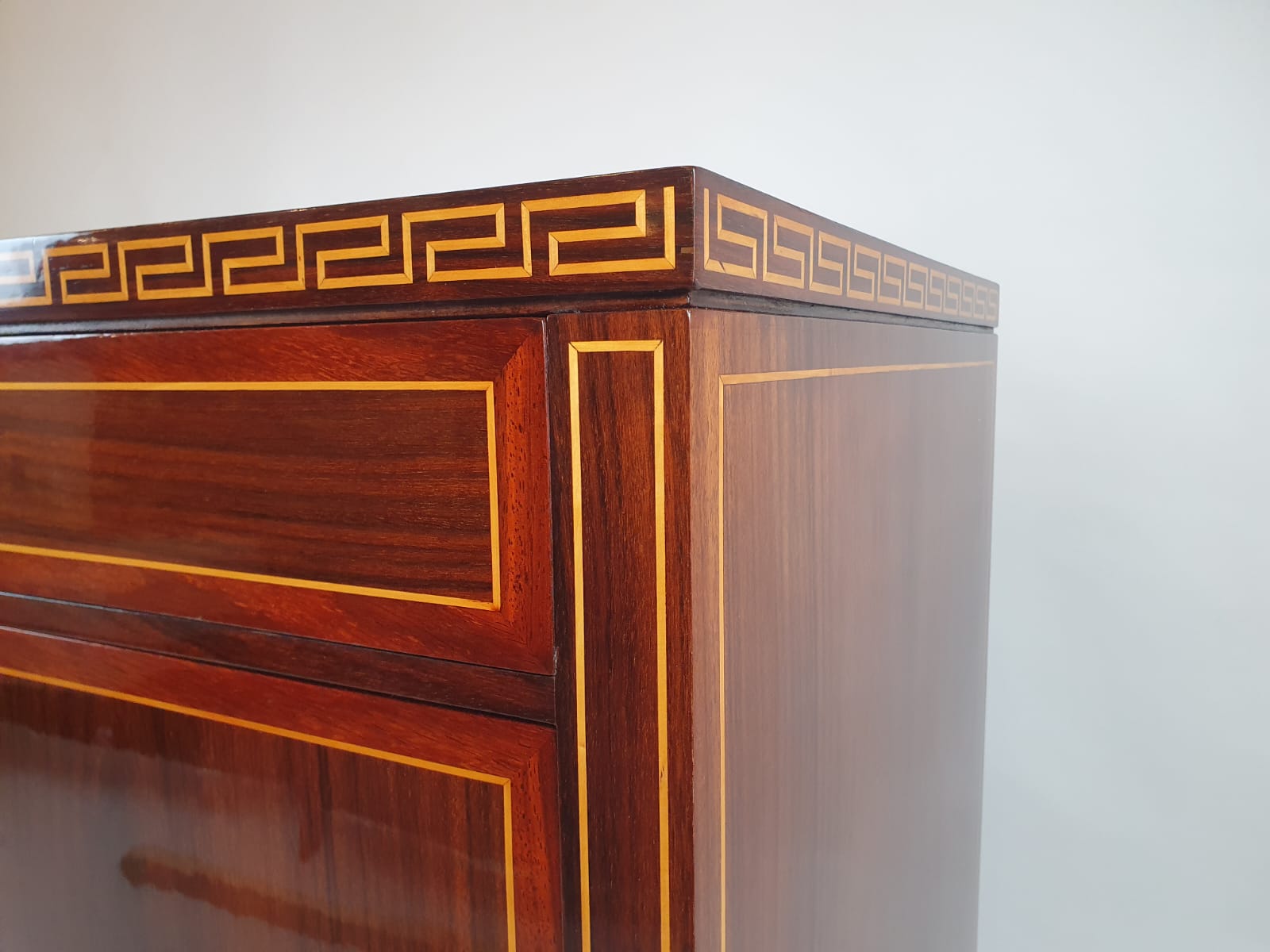 Art Deco chest of drawers in mahogany with marquetry and gilt bronze ornamentation