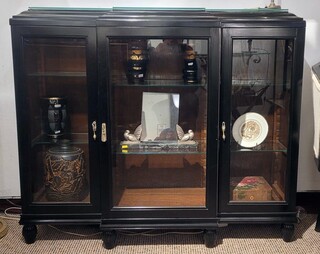 Black lacquered display cabinet - 3 glass doors - rack shelves - Perfect condition - circa 1920