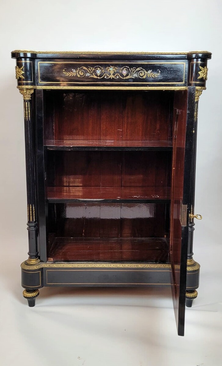 Black lacquered wood sideboard with mother-of-pearl inlay - brass and gold paint The marble has been glued back together