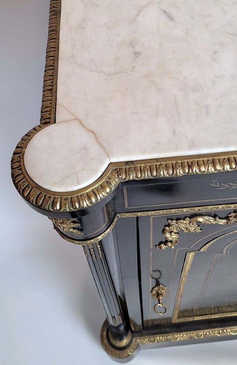 Black lacquered wood sideboard with mother-of-pearl inlay - brass and gold paint The marble has been glued back together