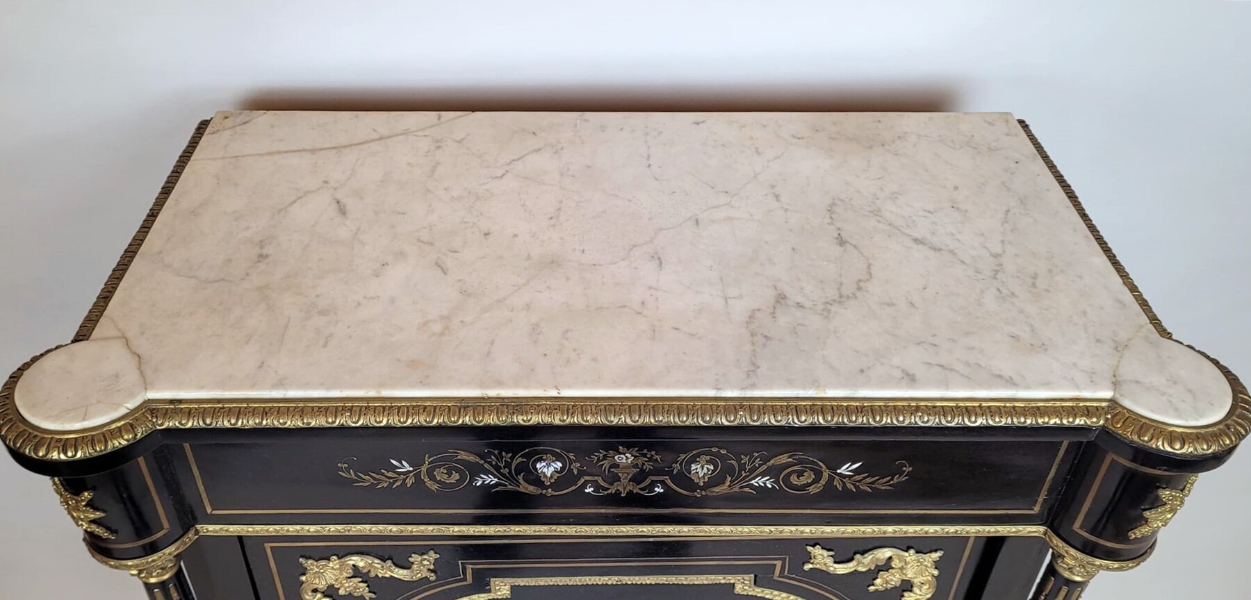 Black lacquered wood sideboard with mother-of-pearl inlay - brass and gold paint The marble has been glued back together