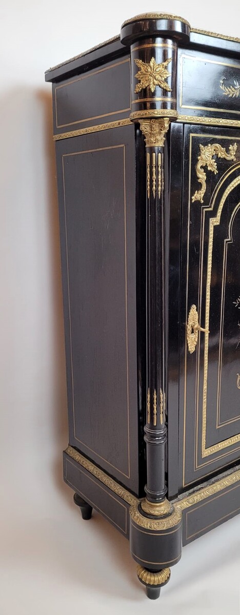 Black lacquered wood sideboard with mother-of-pearl inlay - brass and gold paint The marble has been glued back together