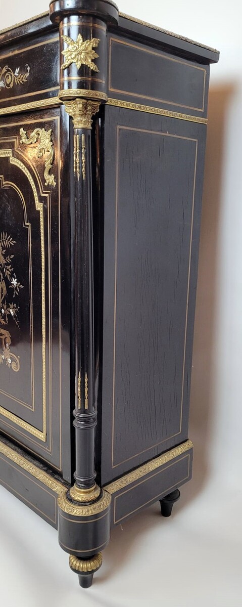 Black lacquered wood sideboard with mother-of-pearl inlay - brass and gold paint The marble has been glued back together