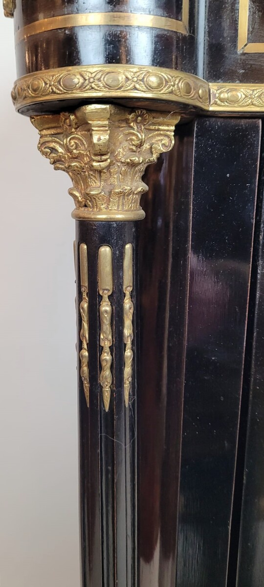 Black lacquered wood sideboard with mother-of-pearl inlay - brass and gold paint The marble has been glued back together