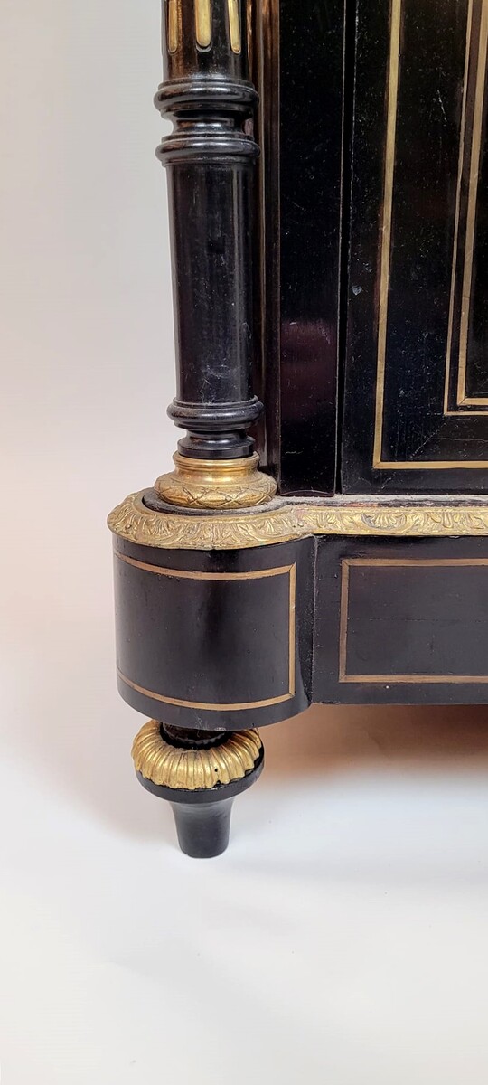 Black lacquered wood sideboard with mother-of-pearl inlay - brass and gold paint The marble has been glued back together