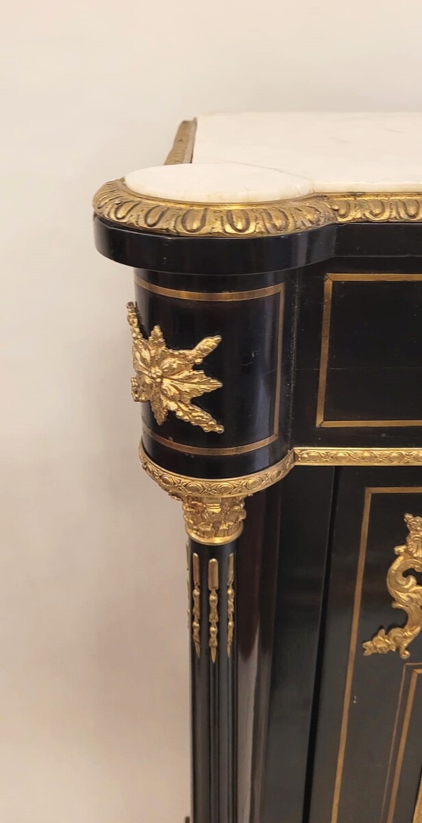 Black lacquered wood sideboard with mother-of-pearl inlay - brass and gold paint The marble has been glued back together