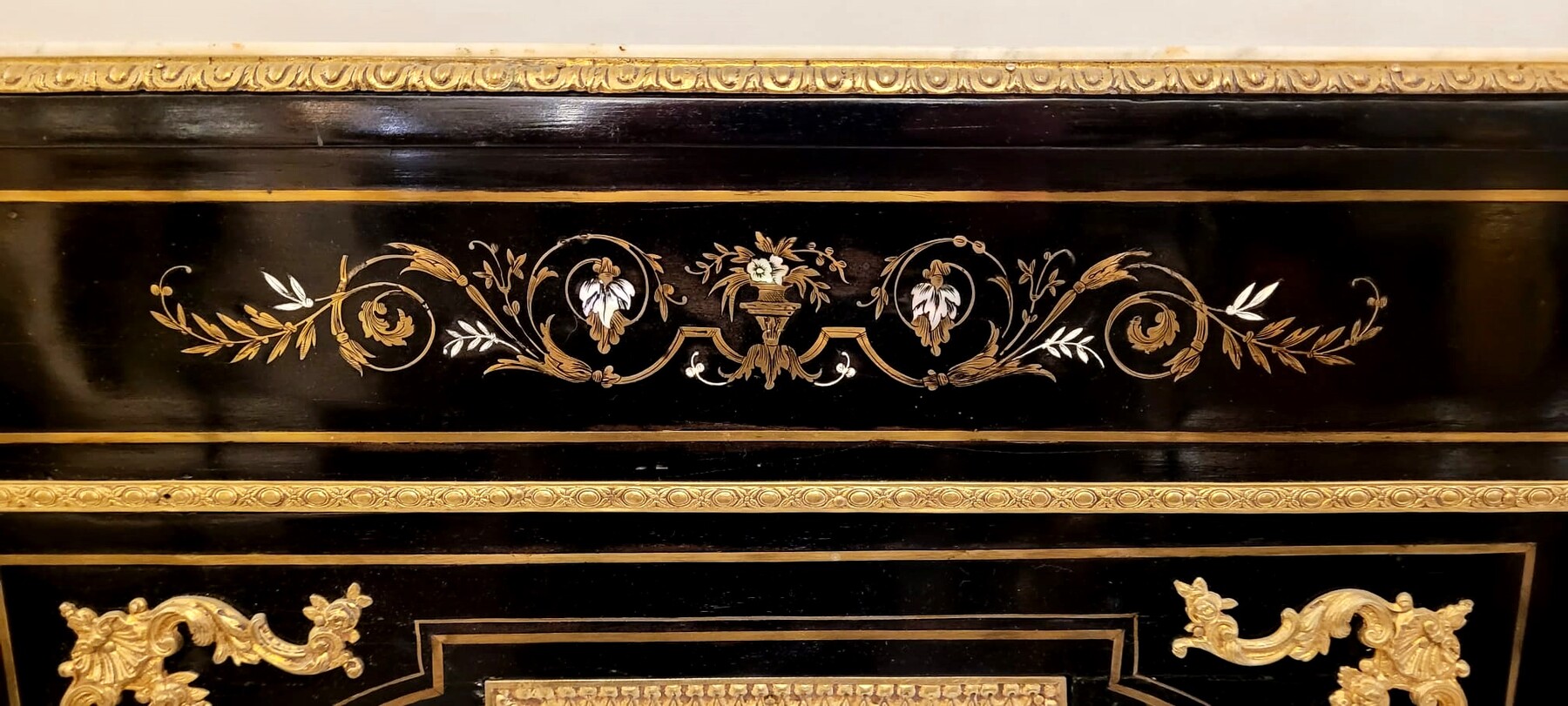 Black lacquered wood sideboard with mother-of-pearl inlay - brass and gold paint The marble has been glued back together