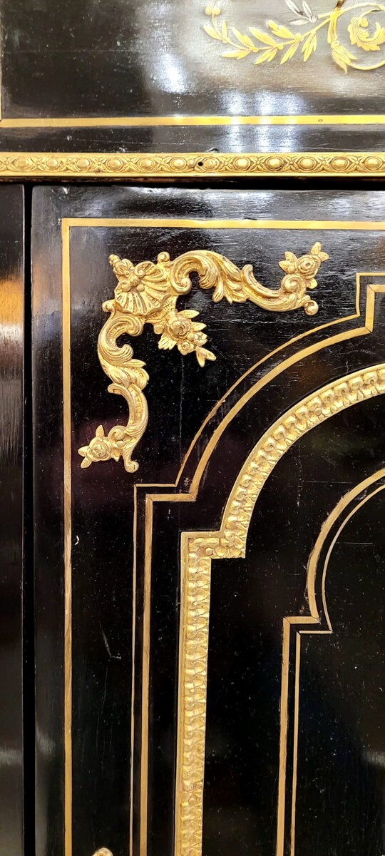 Black lacquered wood sideboard with mother-of-pearl inlay - brass and gold paint The marble has been glued back together