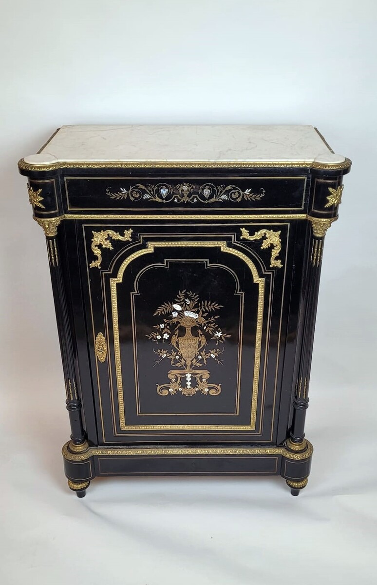 Black lacquered wood sideboard with mother-of-pearl inlay - brass and gold paint The marble has been glued back together