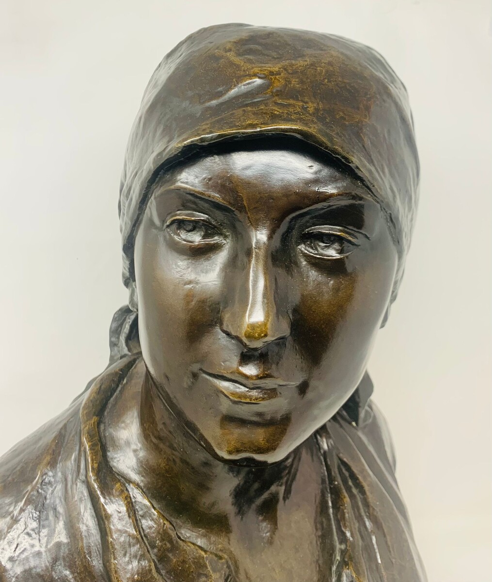 Bronze bust - the hiercheuse - signed and dated 1908