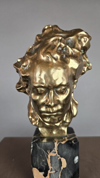 Bronze statue of Beethoven on a marble pedestal, by Alfredo Pina, 20th century