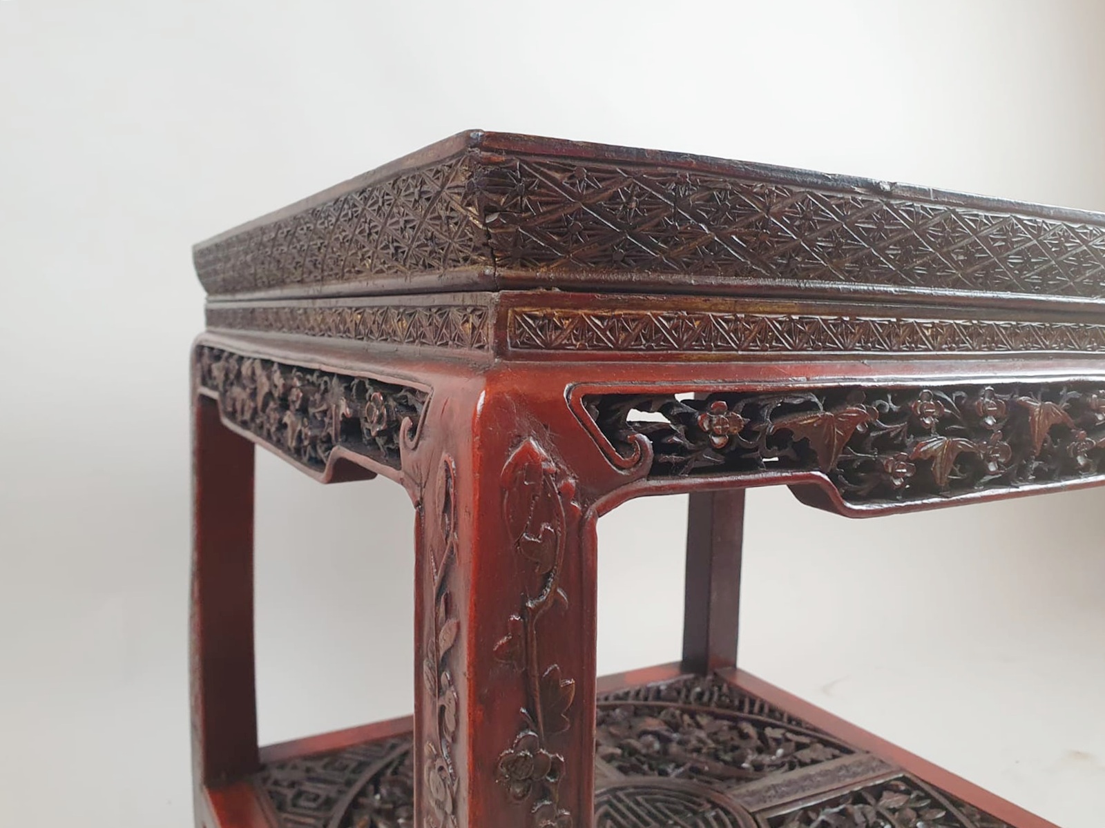 Chinese coffee table in red lacquered wood decorated with branches, flowers and birds, early 20th century