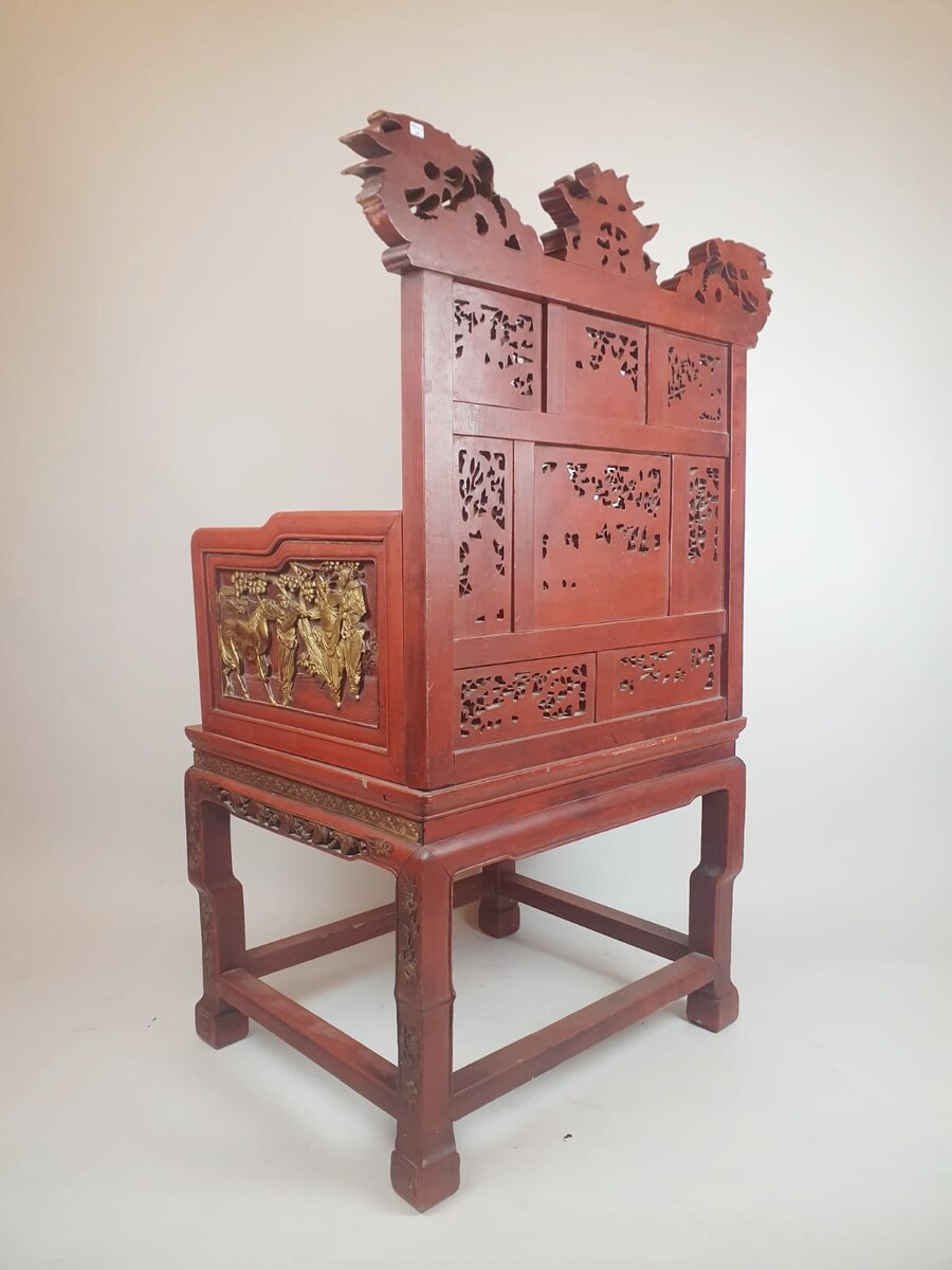 Dignitary's armchair in finely carved wood, lacquered in red and gold, early 20th century