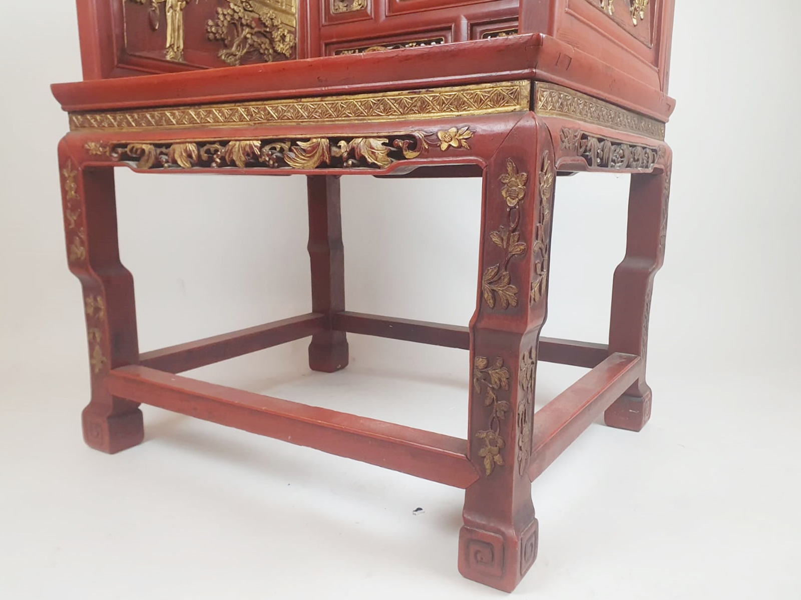 Dignitary's armchair in finely carved wood, lacquered in red and gold, early 20th century