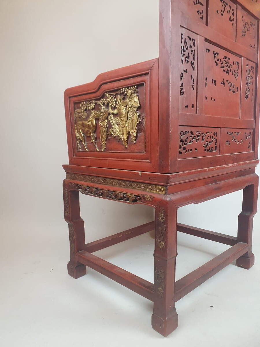 Dignitary's armchair in finely carved wood, lacquered in red and gold, early 20th century