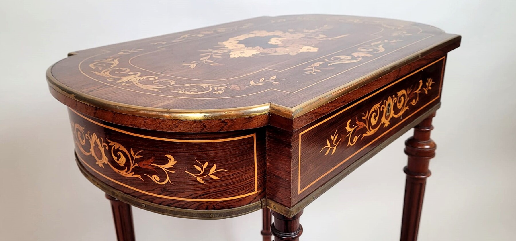 Dressing table in inlaid wood - different species of fruit wood