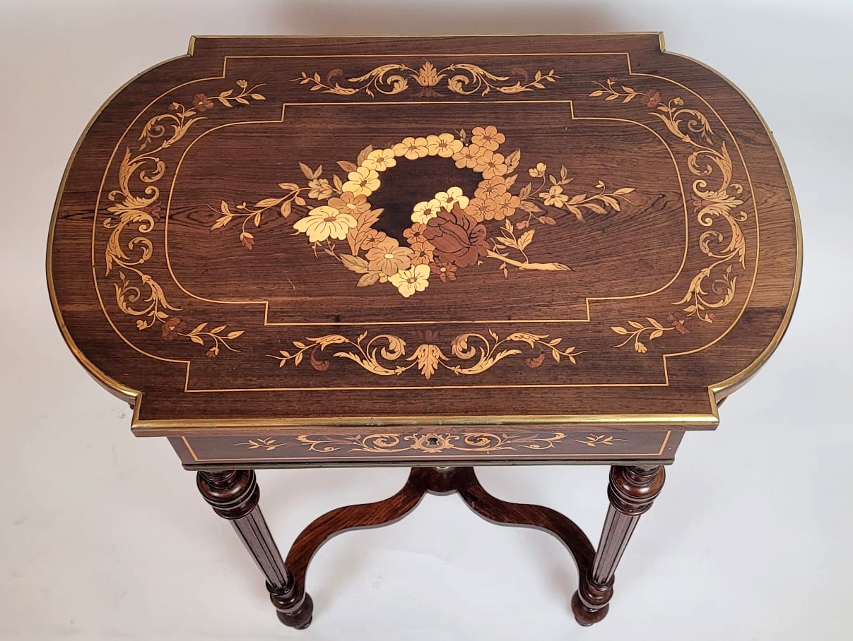 Dressing table in inlaid wood - different species of fruit wood