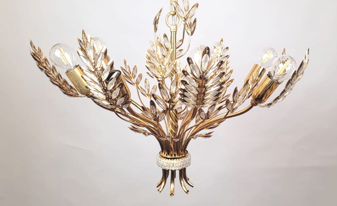 Glass and brass chandelier - 8 light arms - height with chain: 100 cm