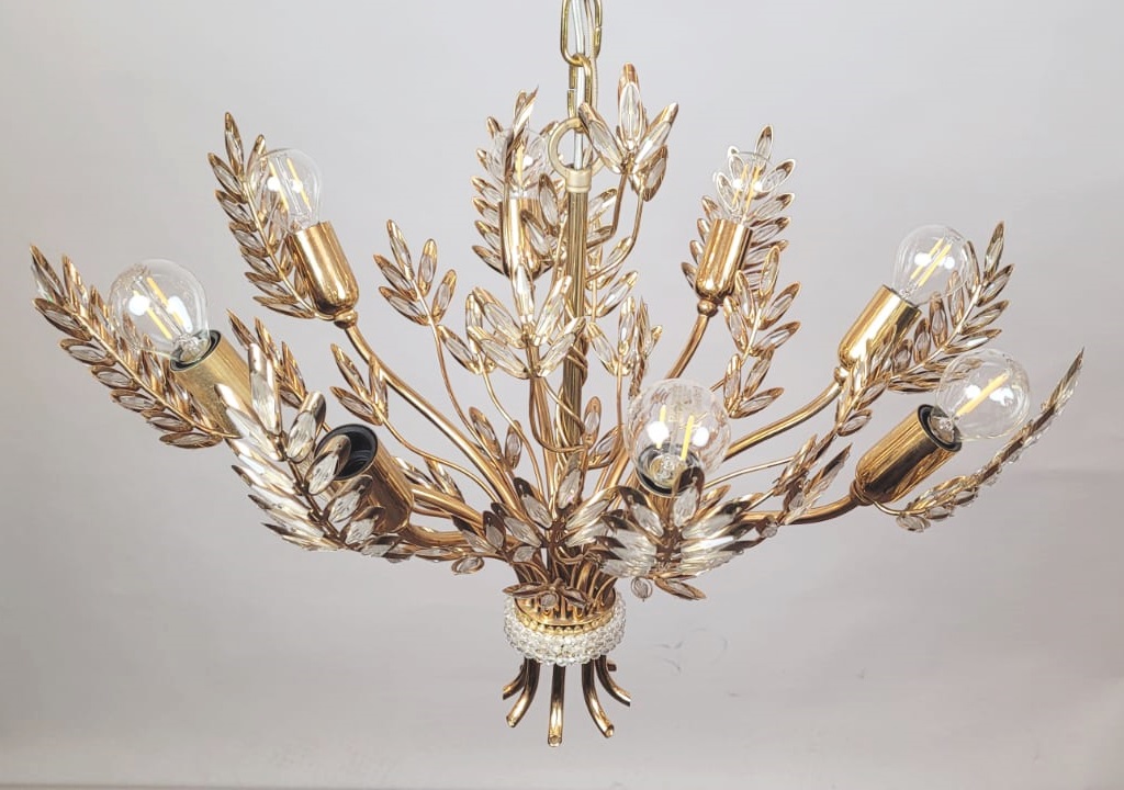 Glass and brass chandelier - 8 light arms - height with chain: 100 cm