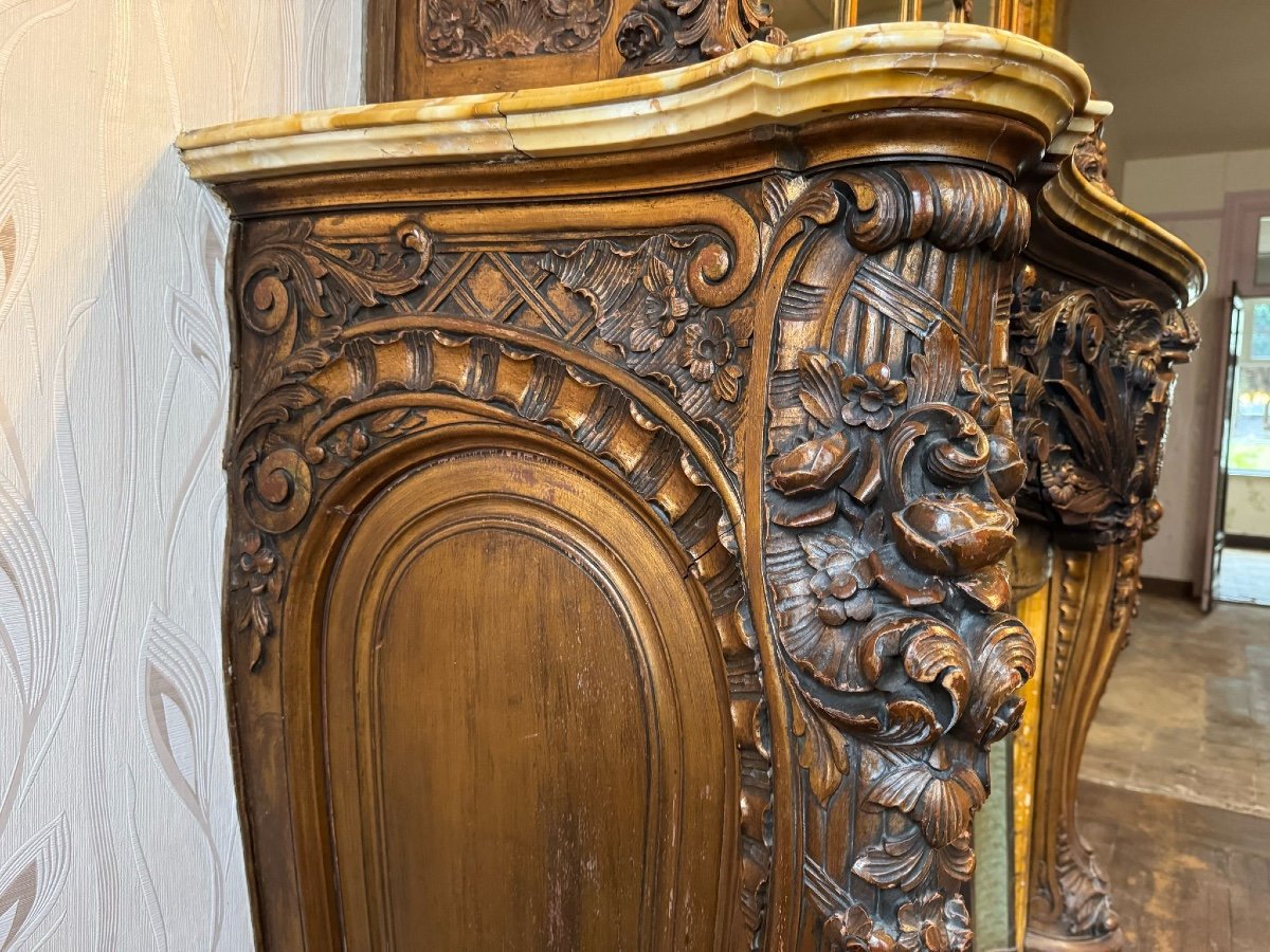 Impressive fireplace and its richly carved wooden trumeau highlighted with yellow Siena marble, circa 1900