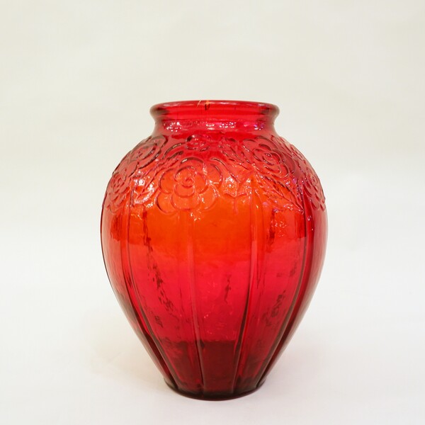 Large Art Deco vase, in red molded glass with floral pattern - Circa 1920.