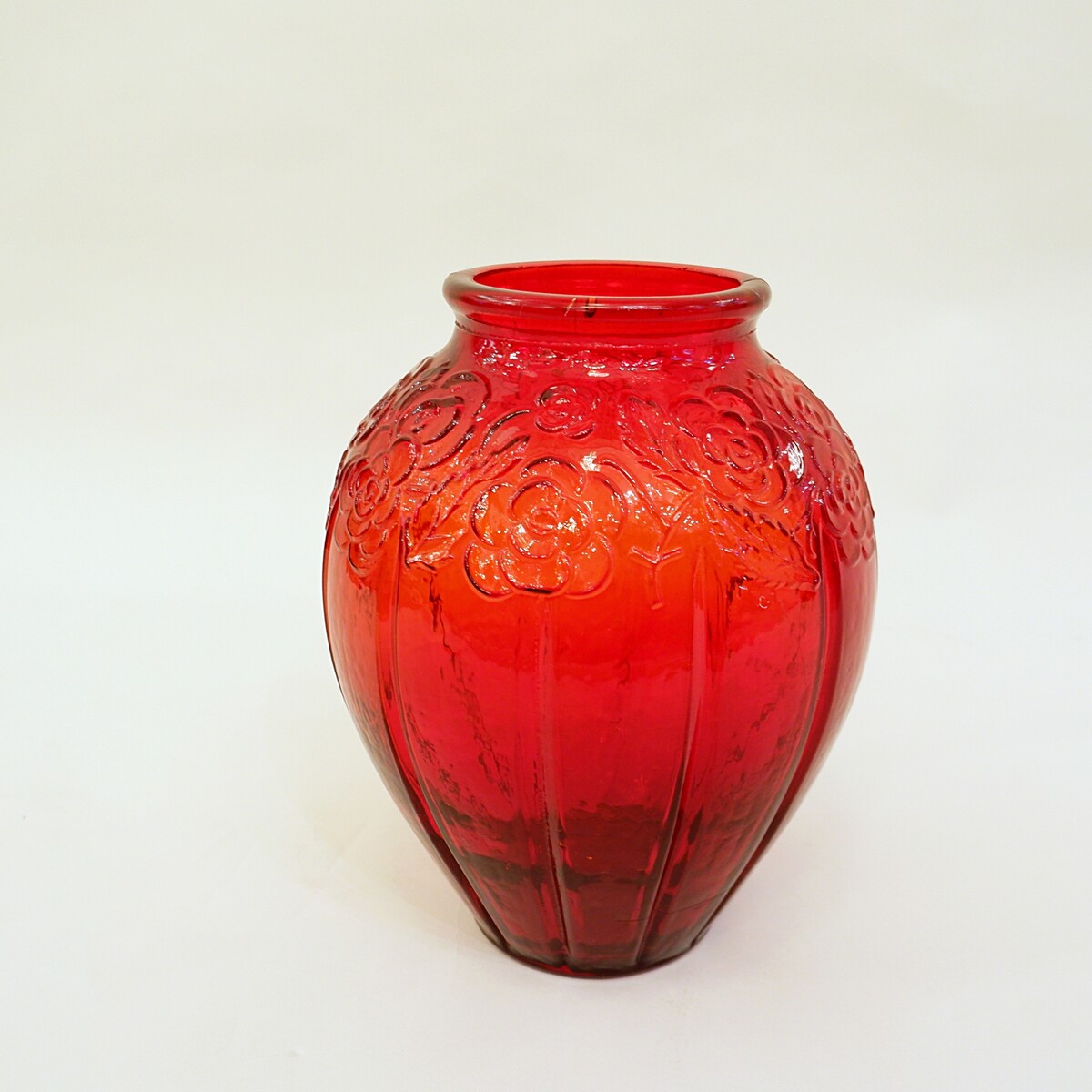 Large Art Deco vase, in red molded glass with floral pattern - Circa 1920.