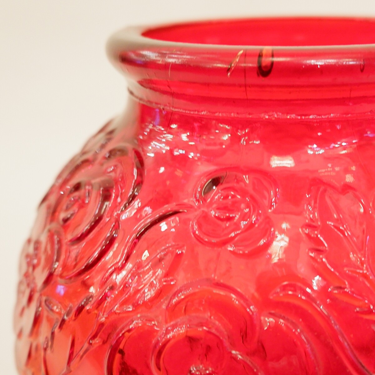 Large Art Deco vase, in red molded glass with floral pattern - Circa 1920.