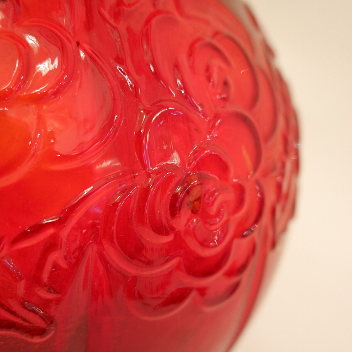 Large Art Deco vase, in red molded glass with floral pattern - Circa 1920.