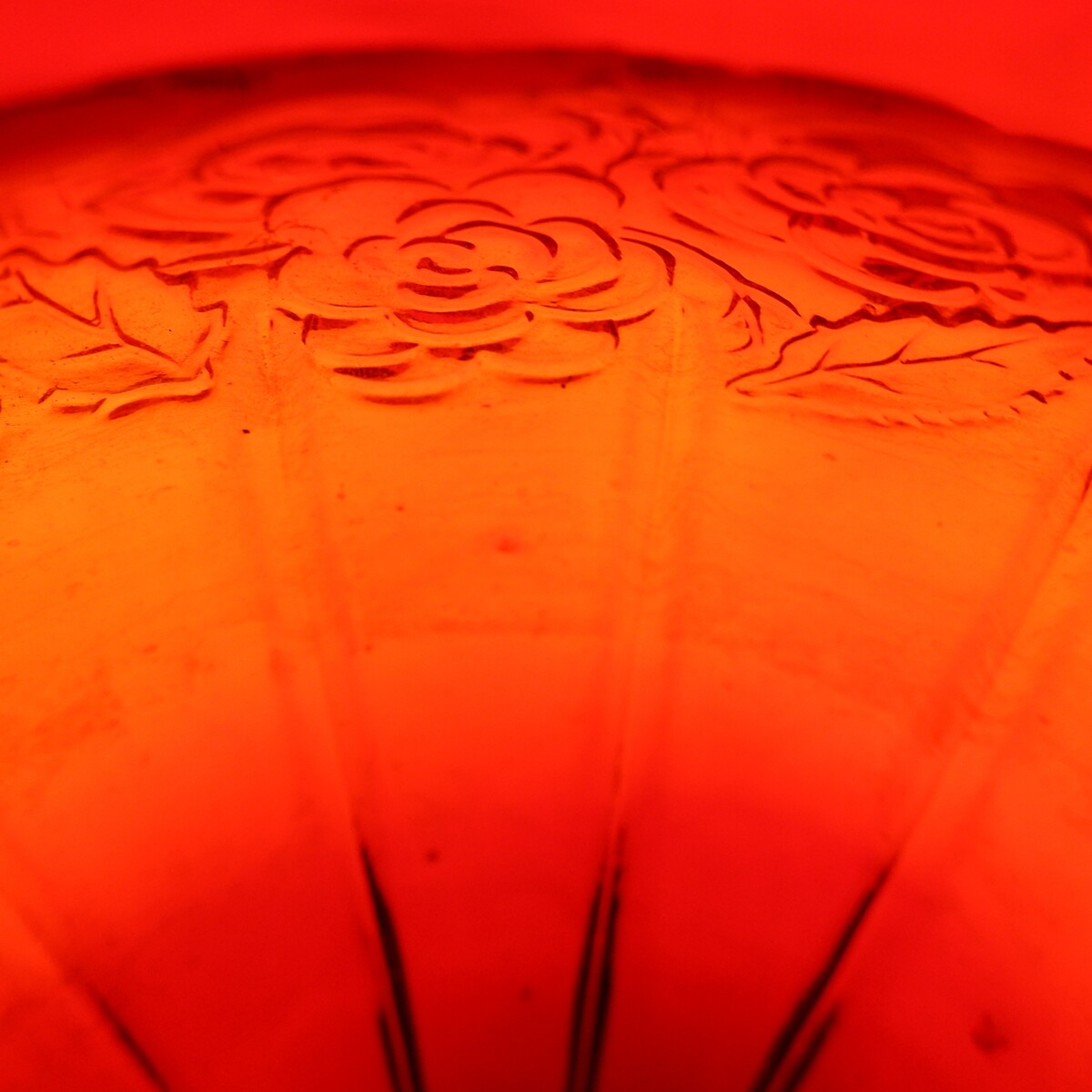 Large Art Deco vase, in red molded glass with floral pattern - Circa 1920.