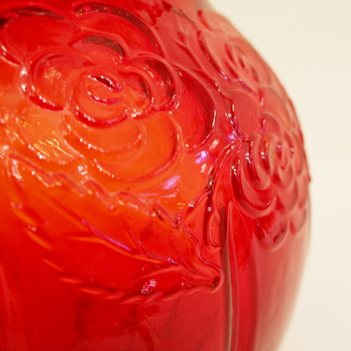 Large Art Deco vase, in red molded glass with floral pattern - Circa 1920.