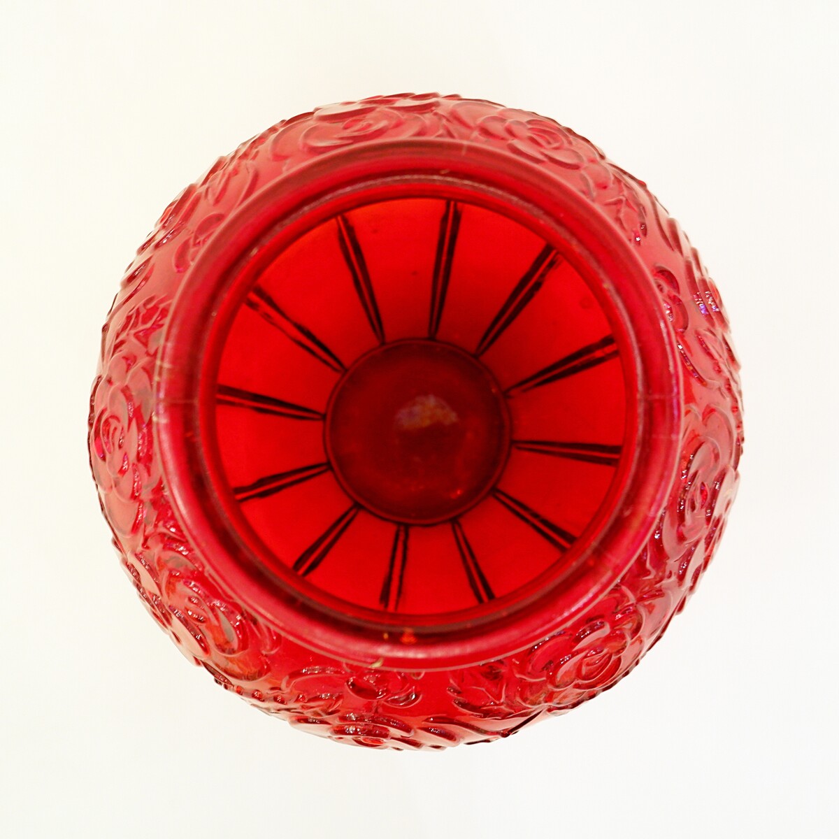 Large Art Deco vase, in red molded glass with floral pattern - Circa 1920.