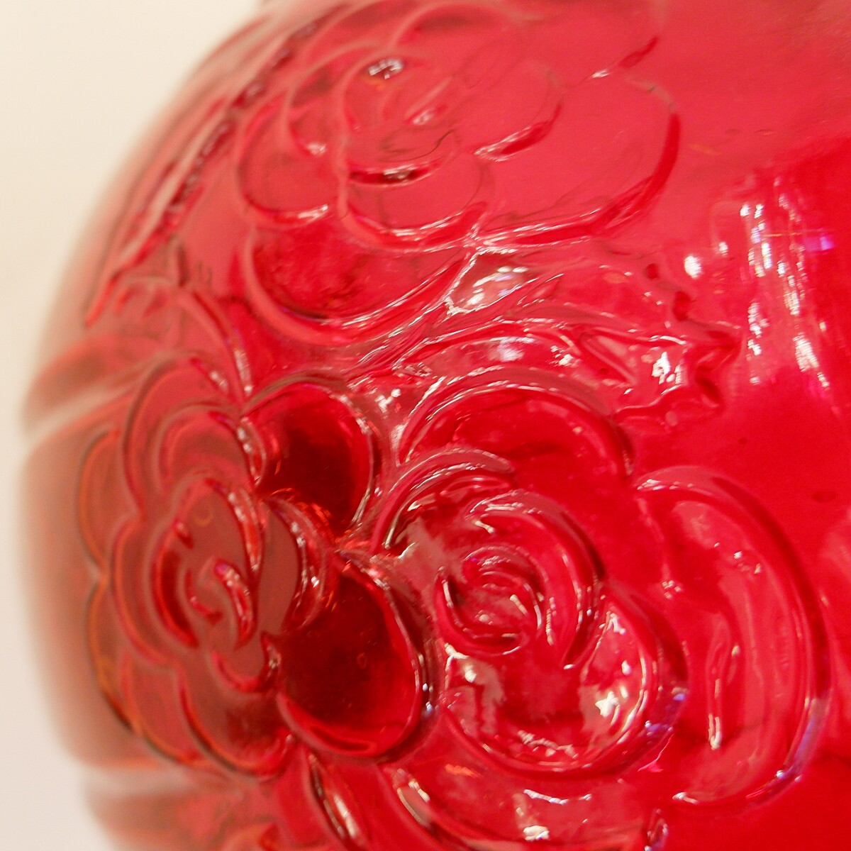 Large Art Deco vase, in red molded glass with floral pattern - Circa 1920.