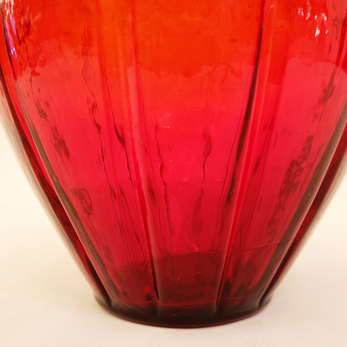 Large Art Deco vase, in red molded glass with floral pattern - Circa 1920.