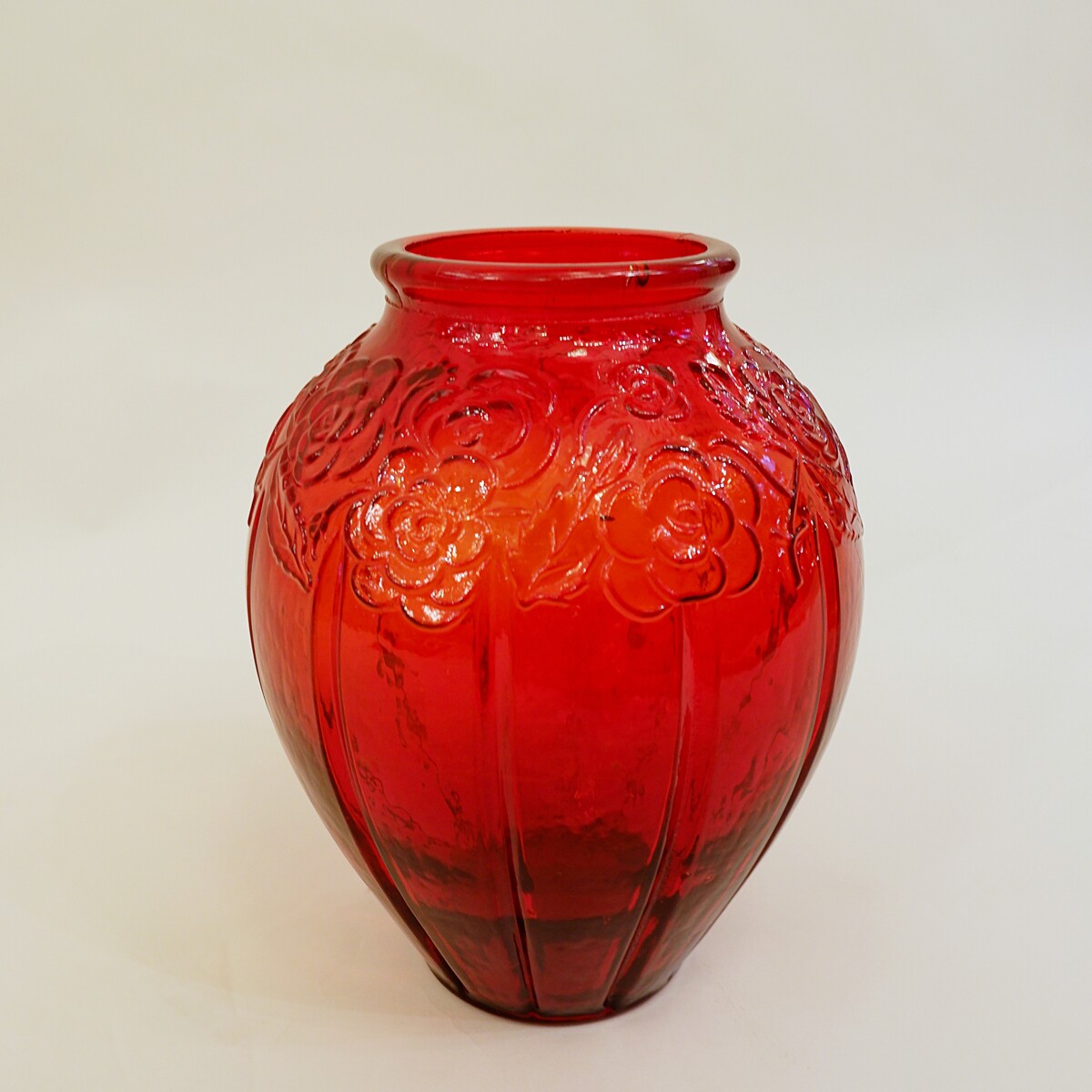 Large Art Deco vase, in red molded glass with floral pattern - Circa 1920.